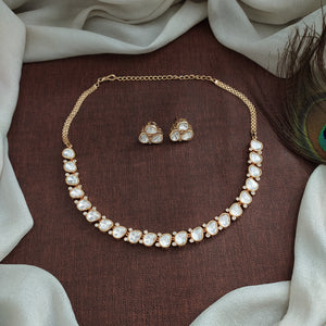 Un-shaped Sleek Kundan Necklace Set with Uncut Diamond Stones