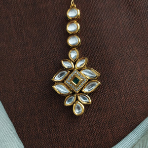 Kundan Tikka – Timeless Elegance