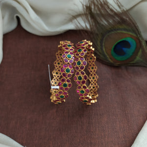 Floral Design Kemp Stone Bangles with Center Green Stones