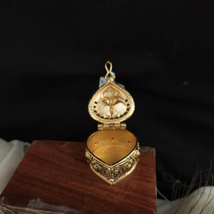 Antique Lakshmi Sindoor Dabi – A Divine Gift of Tradition

