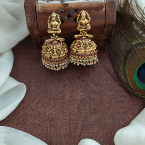 Antique earrings store designs