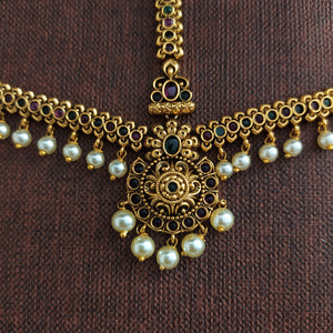 Sonal Fashion Unveils The Enchanting Antique Kemp Stone Tikka Set with Pearls