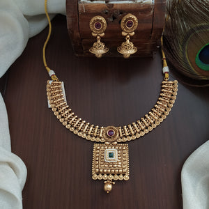Antique Gold-Look Necklace with Cube-Shaped Pendant and Jhumki