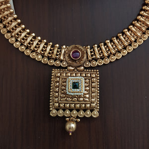 Antique Gold-Look Necklace with Cube-Shaped Pendant and Jhumki
