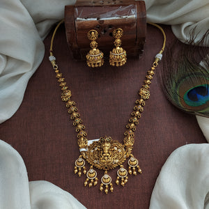 The latest Antique Necklace Set with a Pendant