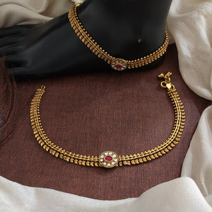 Plain Antique Gold Anklets with Kundan Centre Design – Elegant Traditional Payal